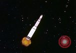 Immagine di Inizio degli anni sessanta e rappresentazione animata sbarco sulla luna United States USA, 1962, secondo 42 filmato di repertorio 65675024615