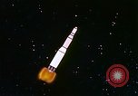 Immagine di Inizio degli anni sessanta e rappresentazione animata sbarco sulla luna United States USA, 1962, secondo 44 filmato di repertorio 65675024615