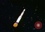 Immagine di Inizio degli anni sessanta e rappresentazione animata sbarco sulla luna United States USA, 1962, secondo 45 filmato di repertorio 65675024615