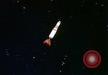 Immagine di Inizio degli anni sessanta e rappresentazione animata sbarco sulla luna United States USA, 1962, secondo 53 filmato di repertorio 65675024615