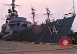Immagine di Partenza di USS Dewey Norfolk Virginia USA, 1962, secondo 40 filmato di repertorio 65675024617