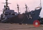Immagine di Partenza di USS Dewey Norfolk Virginia USA, 1962, secondo 41 filmato di repertorio 65675024617