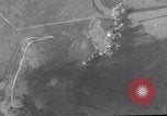 Standbild 321 Bombardierung Gruppe Capua Italien, 1943, aus Sekunde 27 historischem Filmmaterial Videoclip 65675024657