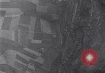 Standbild Mission über Enemy Territory Saint Paul Frankreich, 1943, aus Sekunde 14 historischem Filmmaterial Videoclip 65675024660