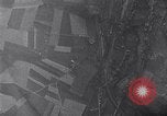 Standbild Mission über Enemy Territory Saint Paul Frankreich, 1943, aus Sekunde 15 historischem Filmmaterial Videoclip 65675024660