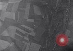 Standbild Mission über Enemy Territory Saint Paul Frankreich, 1943, aus Sekunde 18 historischem Filmmaterial Videoclip 65675024660