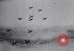Standbild Bombardierung über Brenner Italien, 1943, aus Sekunde 14 historischem Filmmaterial Videoclip 65675024669