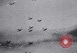 Standbild Bombardierung über Brenner Italien, 1943, aus Sekunde 16 historischem Filmmaterial Videoclip 65675024669