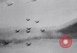 Standbild Bombardierung über Brenner Italien, 1943, aus Sekunde 17 historischem Filmmaterial Videoclip 65675024669