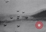 Standbild Bombardierung über Brenner Italien, 1943, aus Sekunde 18 historischem Filmmaterial Videoclip 65675024669