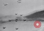 Standbild Bombardierung über Brenner Italien, 1943, aus Sekunde 19 historischem Filmmaterial Videoclip 65675024669