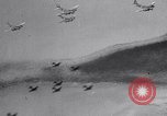 Standbild Bombardierung über Brenner Italien, 1943, aus Sekunde 20 historischem Filmmaterial Videoclip 65675024669