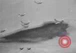 Standbild Bombardierung über Brenner Italien, 1943, aus Sekunde 25 historischem Filmmaterial Videoclip 65675024669