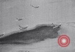 Standbild Bombardierung über Brenner Italien, 1943, aus Sekunde 26 historischem Filmmaterial Videoclip 65675024669