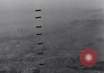 Standbild Bombardierung über Brenner Italien, 1943, aus Sekunde 33 historischem Filmmaterial Videoclip 65675024669