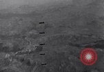 Standbild Bombardierung über Brenner Italien, 1943, aus Sekunde 34 historischem Filmmaterial Videoclip 65675024669