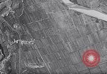 Standbild Bombardierung über Brenner Italien, 1943, aus Sekunde 36 historischem Filmmaterial Videoclip 65675024669