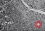 Standbild Bombardierung über Brenner Italien, 1943, aus Sekunde 37 historischem Filmmaterial Videoclip 65675024669