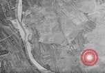 Standbild Bombardierung über Brenner Italien, 1943, aus Sekunde 42 historischem Filmmaterial Videoclip 65675024669