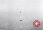 Standbild Bombardierung Italien, 1943, aus Sekunde 8 historischem Filmmaterial Videoclip 65675024670