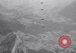 Standbild Bombardierung Italien, 1943, aus Sekunde 9 historischem Filmmaterial Videoclip 65675024670