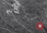 Standbild Bombardierung Italien, 1943, aus Sekunde 26 historischem Filmmaterial Videoclip 65675024670