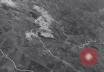 Standbild Bombardierung Italien, 1943, aus Sekunde 29 historischem Filmmaterial Videoclip 65675024670