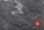 Standbild Bombardierung Italien, 1943, aus Sekunde 30 historischem Filmmaterial Videoclip 65675024670
