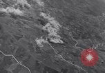 Standbild Bombardierung Italien, 1943, aus Sekunde 32 historischem Filmmaterial Videoclip 65675024670