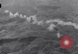 Standbild Bombardierung Italien, 1943, aus Sekunde 42 historischem Filmmaterial Videoclip 65675024670