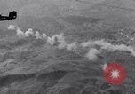 Standbild Bombardierung Italien, 1943, aus Sekunde 44 historischem Filmmaterial Videoclip 65675024670