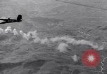Standbild Bombardierung Italien, 1943, aus Sekunde 50 historischem Filmmaterial Videoclip 65675024670