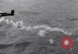 Standbild Bombardierung Italien, 1943, aus Sekunde 51 historischem Filmmaterial Videoclip 65675024670