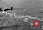Standbild Bombardierung Italien, 1943, aus Sekunde 53 historischem Filmmaterial Videoclip 65675024670