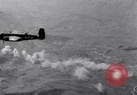Standbild Bombardierung Italien, 1943, aus Sekunde 55 historischem Filmmaterial Videoclip 65675024670