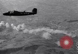 Standbild Bombardierung Italien, 1943, aus Sekunde 59 historischem Filmmaterial Videoclip 65675024670