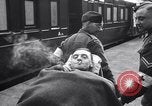 Image des prisonniers de guerre Royaume-Uni, 1943, de la seconde 28 séquences d'archives historiques vidéo 65675024680