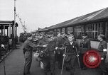 Image des prisonniers de guerre Royaume-Uni, 1943, de la seconde 4 séquences d'archives historiques vidéo 65675024681