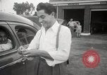 Immagine di Il razionamento di benzina sollevato dopo la seconda guerra mondiale United States USA, 1945, secondo 14 filmato di repertorio 65675024702