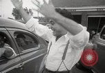 Immagine di Il razionamento di benzina sollevato dopo la seconda guerra mondiale United States USA, 1945, secondo 17 filmato di repertorio 65675024702