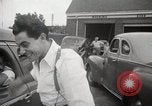 Immagine di Il razionamento di benzina sollevato dopo la seconda guerra mondiale United States USA, 1945, secondo 18 filmato di repertorio 65675024702