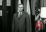 Standbild James Goddard sprechen über Drogen United States USA, 1966, aus Sekunde 4 historischem Filmmaterial Videoclip 65675024722