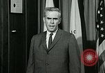 Standbild James Goddard sprechen über Drogen United States USA, 1966, aus Sekunde 10 historischem Filmmaterial Videoclip 65675024722