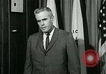 Standbild James Goddard sprechen über Drogen United States USA, 1966, aus Sekunde 19 historischem Filmmaterial Videoclip 65675024722