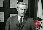 Standbild James Goddard sprechen über Drogen United States USA, 1966, aus Sekunde 27 historischem Filmmaterial Videoclip 65675024722