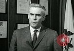 Standbild James Goddard sprechen über Drogen United States USA, 1966, aus Sekunde 28 historischem Filmmaterial Videoclip 65675024722