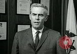Standbild James Goddard sprechen über Drogen United States USA, 1966, aus Sekunde 30 historischem Filmmaterial Videoclip 65675024722