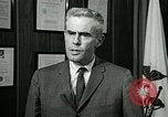 Standbild James Goddard sprechen über Drogen United States USA, 1966, aus Sekunde 31 historischem Filmmaterial Videoclip 65675024722