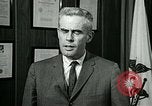 Standbild James Goddard sprechen über Drogen United States USA, 1966, aus Sekunde 32 historischem Filmmaterial Videoclip 65675024722