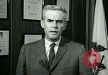 Standbild James Goddard sprechen über Drogen United States USA, 1966, aus Sekunde 33 historischem Filmmaterial Videoclip 65675024722